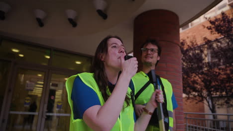 Una-Mujer-Joven-Habla-Apasionadamente-En-Un-Megáfono-En-El-Piquete-De-Huelga-De-Trabajadores-Académicos-De-La-Uc-En-Ucla