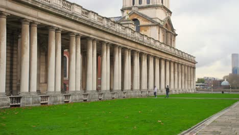 Antiguas-Columnas-De-Piedra-En-La-Universidad-De-Greenwich-En-El-Antiguo-Colegio-Naval-Real-De-Londres,-Reino-Unido