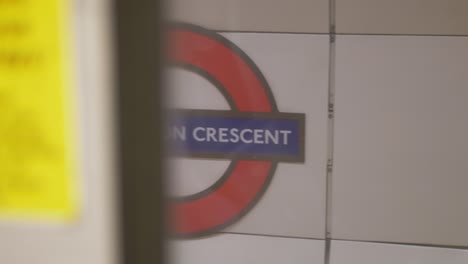 Firmar-En-La-Pared-De-La-Estación-De-Metro-De-Mornington-Crescent