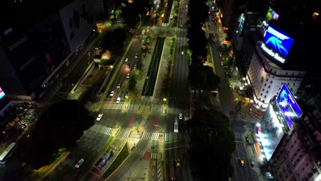 Vista-Aérea-Del-Tráfico-Nocturno-En-La-Avenida-Más-Grande-Del-Mundo-En-Buenos-Aires,-Argentina