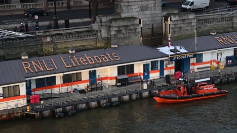 Vista-Desde-El-Puente-De-Waterloo-De-Los-Botes-Salvavidas-Rnlii,-Londres,-Reino-Unido