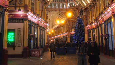 Espíritu-Navideño-En-El-Mercado-Leadenhall-Con-Gente-Corriendo-Por-La-Noche-En-Londres,-Inglaterra