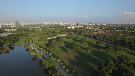 Parallaxe-über-Den-Riesigen-Rasenflächen-Des-Sees-Im-Nationalpark-Ramat-Gan,-Israel-#007