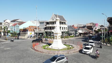 Tugu-Yogyakarta-An-Einem-Sonnigen-Morgen-Mit-Blauem-Himmel