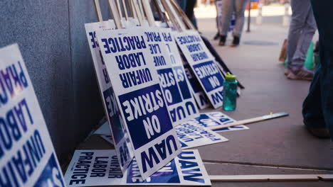 Carteles-De-Piquete-Apoyado-Contra-Una-Pared-En-La-Huelga-De-Trabajadores-Académicos-De-La-Uc-En-La-Ucla