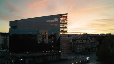 Scandic-Hotelgebäude-In-Vaasa,-Finnland,-Absteigende-Antenne