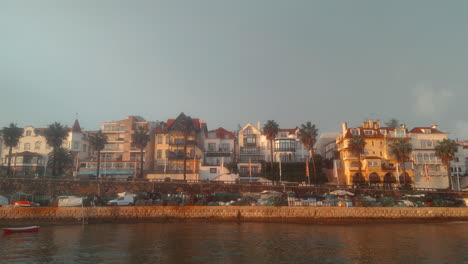 Luftaufnahme-Nahaufnahme-Villa-Straße-Strand-Stadt-Cascais-Portugal