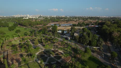 Movimiento-Lento-De-Drones-Sobre-Safari-Ramat-Gan-Del-Parque-Nacional-#001