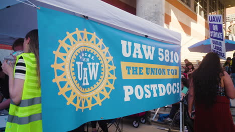 Un-Cartel-Sindical-Uaw-5810-Con-Trabajadores-En-Huelga-En-La-Huelga-De-Trabajadores-Académicos-De-La-Uc-En-La-Ucla