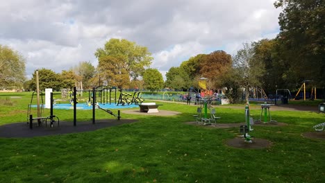 Instalaciones-De-Juegos-Y-Equipos-De-Ejercicio-En-El-Terreno-Recreativo-De-Southall,-Southall,-Middlesex