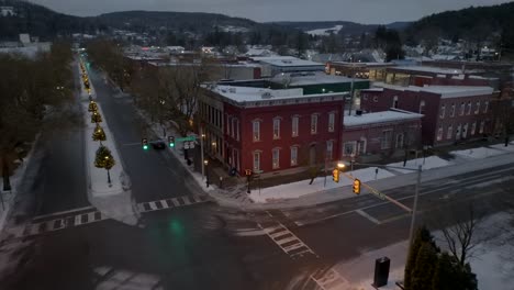 Absteigende-Luftaufnahme-Mit-Neigung-Nach-Oben-In-Richtung-Gebäude-An-Der-Ecke-Des-Platzes-Einer-Kleinen-Stadt-In-Amerika