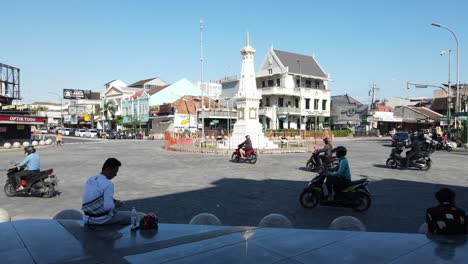 Tugu-Yogyakarta-An-Einem-Sonnigen-Morgen-Mit-Blauem-Himmel