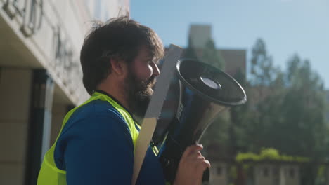 Un-Líder-De-La-Huelga-Sostiene-Un-Megáfono-Y-Habla-Con-Un-Organizador-En-La-Huelga-De-Trabajadores-Académicos-De-La-Uc-En-El-Campus-De-La-Ucla