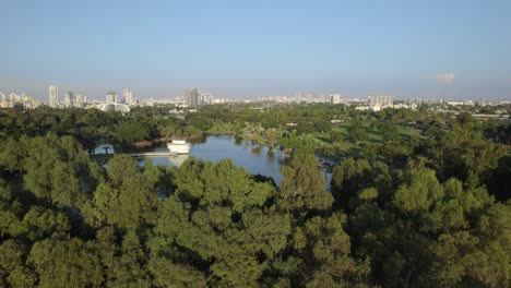 Schieben-Sie-Die-Laibung-über-Die-Bäume-Zum-See-Im-Ramat-Gan-Nationalpark,-Israel-#006