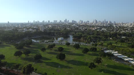 Paralaje-A-Gran-Altura-Sobre-El-Parque-Nacional-Ramat-Gan,-Israel---El-Horizonte-De-Tel-Aviv-En-El-Fondo-#002