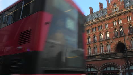 Tráfico-Circulando-Por-La-Calle-A-Lo-Largo-De-St-Pancras-International-Con-Un-Edificio-Victoriano-En-Londres,-Reino-Unido