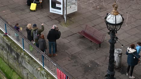 Family-outside-of-the-National-Theatre-by-the-Thames,-London,-United-Kingdom