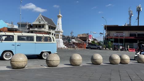 Se-Puede-Ver-El-Vw-Combi-Cruzando-El-Icono-Del-Monumento-De-Yogyakarta-Como-Si-Estuviera-De-Gira