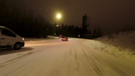 Toma-De-Conducción-Pov-Que-Se-Fusiona-Con-La-Carretera-Nevada-En-Helsinki