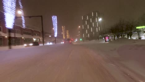 Tiro-De-Conducción-Pov-En-El-Centro-De-Helsinki-Con-Luces-Navideñas-Brillantes-En-Exhibición