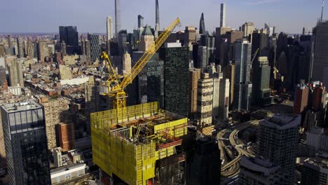 Vista-Aérea-Frente-A-Un-Edificio-Alto-En-Construcción-En-Manhattan,-Ny,-Estados-Unidos