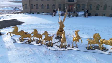 Goldene-Statuen-Von-Pferden-Und-Einem-Streitwagen-Vor-Einer-Residenz-Im-Ländlichen-Alberta