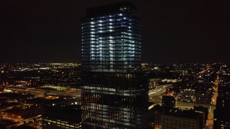 Antena:-Toma-De-Drones-De-Un-Edificio-Iluminado-En-El-Horizonte-De-Chicago-Por-La-Noche