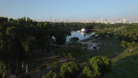 Revelación-De-Paralaje-Detrás-De-Los-árboles-Del-Lago-En-El-Parque-Nacional-De-Ramat-Gan,-Israel-#008