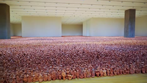 Asian-Field-Von-Antony-Gormley-–-The-Sea-Of-Faces,-Ausstellung-Im-M-Plus-Museum