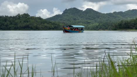 The-mode-of-boat-transportation-in-the-Sermo-Kulon-Progo-Reservoir-runs-at-standard-speed