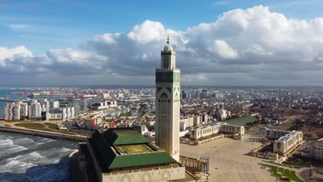 Moschee-Hassan-II-Ist-Die-Große-Und-Aufwendig-Gestaltete-Moschee-Am-Meer,-Erbaut-1993,-Mit-210-M-Höhe