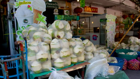 Coco-Verde-Pelado-Fresco-Almacenado-En-Bolsas-De-Plástico-Listas-Para-Ser-Preparadas-En-Bebidas-Y-Postres