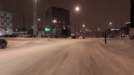 Toma-De-Conducción-Pov-A-Lo-Largo-De-Las-Calles-Nevadas-En-El-Centro-De-Helsinki