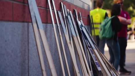 Muchos-Carteles-De-Piquete-Apoyados-Contra-Una-Pared-De-Ladrillos-En-La-Huelga-De-Trabajadores-Académicos-De-La-Uc-En-La-Ucla