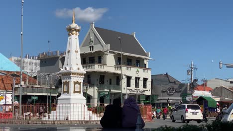 Un-Par-De-Amantes-Disfrutando-De-La-Vista-Del-Monumento-De-Yogyakarta-Por-La-Mañana,-El-Cielo-Es-Azul