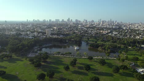 Empuje-En-Lo-Alto-Sobre-El-Parque-Nacional-De-Ramat-Gan,-Israel---El-Horizonte-De-Tel-Aviv-En-El-Fondo-#001