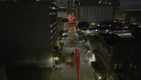 Vista-Aérea-De-Seguimiento-De-Automóviles-Que-Conducen-Hacia-El-Centro-De-Houston,-Tarde-En-Texas,-Estados-Unidos