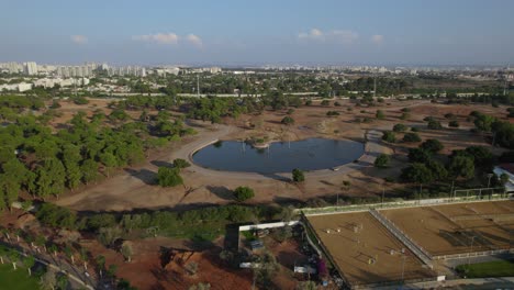 Paralaje-Sobre-El-Lago-De-Hipopótamos-De-Ramat-Gan-Safari---Disparo-De-Drone-#002