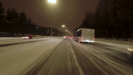 Toma-Pov-Conduciendo-En-Tráfico-Denso-En-Helsinki-Después-De-Una-Fuerte-Nevada