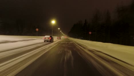 Toma-De-Conducción-Pov-A-Lo-Largo-De-Una-Carretera-En-Helsinki-En-La-Noche