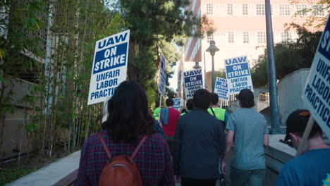 Una-Foto-Pov-De-La-Multitud-Del-Piquete-De-Trabajadores-Académicos-De-La-Uc-En-Huelga-En-La-Ucla