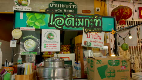 Coconut-Home-In-Bangkok,-Ein-Geschäft,-Das-Getränke,-Desserts-Und-Lebensmittel-Aus-Kokosnuss-Verkauft