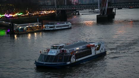 Stadtkrisen-Segeln-östlich-Von-London-Nahe-Dem-London-Eye,-Waterloo-Bridge,-Vereinigtes-Königreich