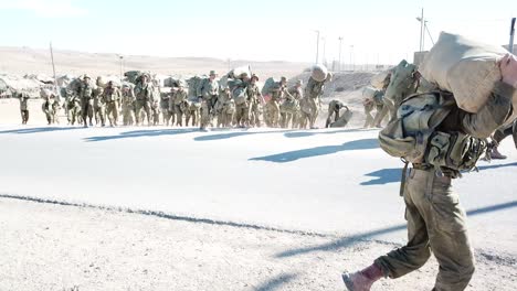 Miles-De-Miembros-Del-Primer-Ejército-Soldados-Practicando-La-Guerra