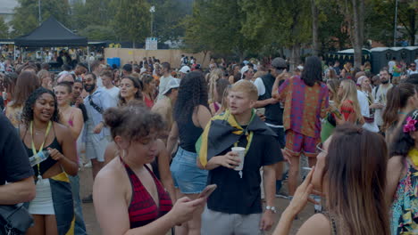 Gente-De-Fiesta-Y-Bailando-En-El-Carnaval-De-Notting-Hill