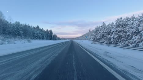 Zeitrafferaufnahme-Beim-Vorbeifahren-An-Autos-Und-Lieferwagen-Auf-Einer-Autobahn-In-Helsinki