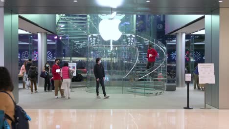 Käufer-Gehen-Am-Offiziellen-Store-Des-Amerikanischen-Multinationalen-Technologieunternehmens-Apple-In-Hong-Kong-Vorbei