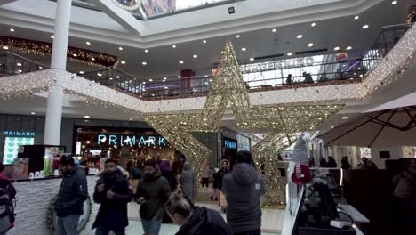 17-De-Diciembre-De-2022---Vista-De-La-Decoración-Gigante-En-Forma-De-Estrella-Festiva-Dentro-Del-Centro-Comercial-St-Anns-En-Harrow