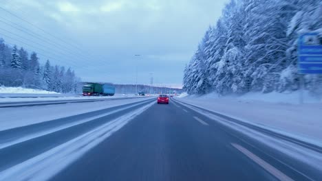 Pov-Shot-Beim-Fahren-Auf-Einer-Buschautobahn-In-Richtung-Helsinki