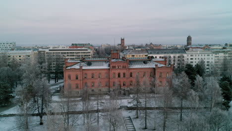 Tiro-De-Seguimiento-Aéreo,-Edificio-De-Los-Tribunales-De-Apelación-Nórdicos-En-Vaasa,-Finlandia